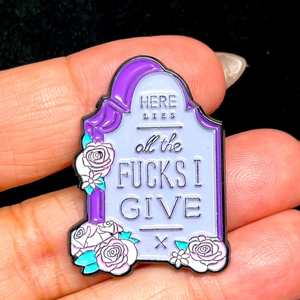 💀😈Rude Funny lapel pin -enamel NWOT